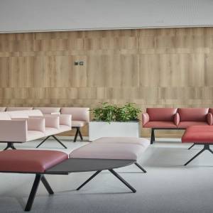 Lista Office LO Inselspital Bern Loungebereich mit Sitzmöbeln und Holzverkleidung als Aufenthaltszone