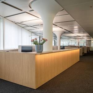 Lista Office LO Simply Services AG Empfangsbereich mit Holztheke und integrierter Beleuchtung als zentraler Anlaufpunkt