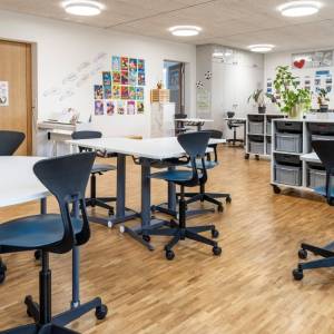 Lista Office LO Primarschule Degersheim Klassenzimmer mit beweglichen Schülertischen und Drehstühlen für flexibles Lernen