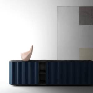 Sideboard Wogg Wogg 88 mit Rollfront im Wohnbereich als niedriges Aufbewahrungsmöbel entlang der Wand