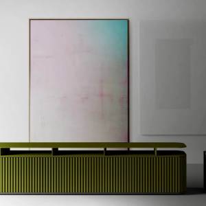 Sideboard Wogg Wogg 90 mit Rollfront und offenem Regalelement im Wohnraum entlang der Wand platziert