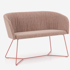 Nowy Styl Naudu Sofa mit gepolsterter Sitzschale und filigranem Metallgestell