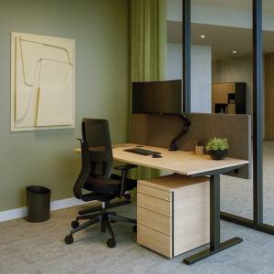 Neudoerfler Officebox Essential Work Arbeitsplatz mit akustischem Deskpanel im ruhigen Bürobereich