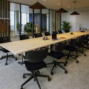 Neudoerfler Officebox Essential Meet Konferenzlösung mit Besprechungstisch und Akustikelementen für grössere Meetingräume