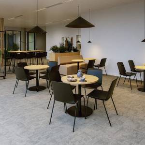 Neudoerfler Officebox Essential Café Aufenthaltsbereich mit Cafébestuhlung und Hochtisch für Pausen und informellen Austausch