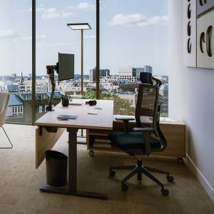 Neudoerfler Officebox Essential Manage Managementbüro mit ergonomischem Arbeitsplatz und Besprechungsbereich für vertrauliche Gespräche