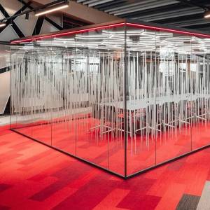 Uniska Raumlösung Lumee als freistehendes Ganzglas-Raumsystem für Besprechungen im modernen Open-Space-Büro