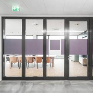 Uniska Brandschutz-Einscheibenverglasung EI30 als verglaste Bürotrennwand mit integrierter Brandschutztür