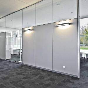 Uniska Brandschutz-Vollwand EI30/EI60 mit integrierten Glaselementen zur flexiblen Raumaufteilung im Bürobereich