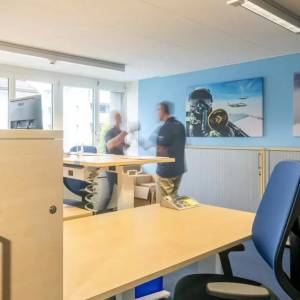 Schäfer Shop AG Workplace Solutions Arbeitsplatzbereich des Aero-Club der Schweiz mit ergonomischen Schreibtischen und blauem Farbkonzept