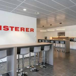 Schäfer Shop AG Aufenthaltsbereich der PFISTERER AG mit Bartischen und integrierter Teeküche