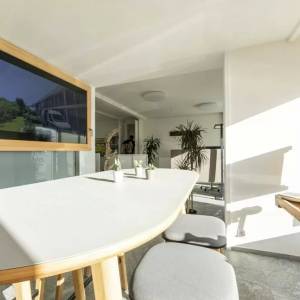 Schäfer Shop AG Besprechungsbereich der Gsell Fenster GmbH mit Hochtisch und integriertem Bildschirm