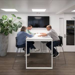 Schäfer Shop AG Besprechungsbereich der scandola light audio media gmbh mit Hochtisch und Medientechnik