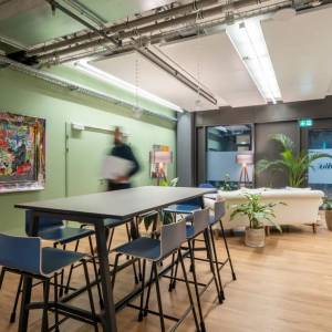 Schäfer Shop AG Aufenthaltsbereich der Provas AG mit Hochtisch und Loungezone
