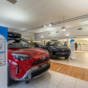 Schäfer Shop AG Fahrzeugausstellung der Emil Frey AG mit Verkaufs- und Empfangsbereich