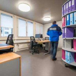 Schäfer Shop AG Büroarbeitsplätze der Polizeistation Aigle mit ergonomischen Schreibtischen und Rollregal