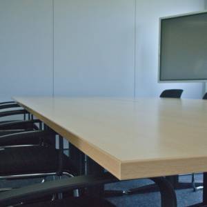Schäfer Shop AG Besprechungsraum der Gietz AG mit Konferenztisch und Bildschirm