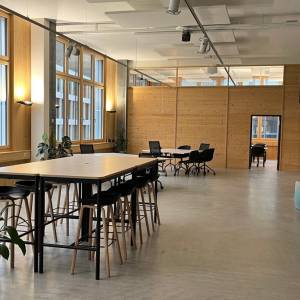 Schäfer Shop AG Coworking-Bereich des BIM Coworking Space mit Hochtisch und flexiblen Arbeitszonen