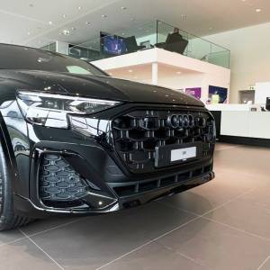 Schäfer Shop AG Fahrzeugshowroom der AMAG Chur mit Empfangsbereich und Audi Q8