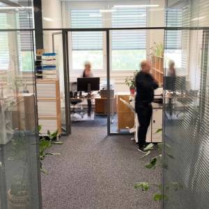 Schäfer Shop AG Bürobereich der Concordance SA mit ergonomischen Arbeitsplätzen und Glastrennwänden
