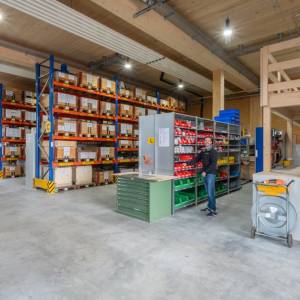 Schäfer Shop AG Lagerbereich der Schmid AG energy solutions mit Regalsystemen und Lagerarbeitsplatz