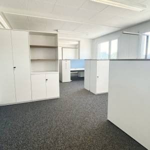 Schäfer Shop AG Büroarbeitsplätze der Ernst Gerber AG mit Stauraumlösungen und Arbeitsplatztrennwänden