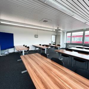 Moderner Schulungsraum mit flexibler Tischanordnung bei ABZ-SUiSSE in Reiden
