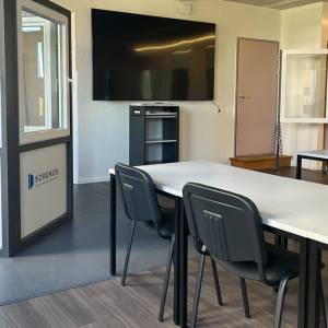 Moderner Schulungs- und Besprechungsraum von SORENOS in Wetzikon