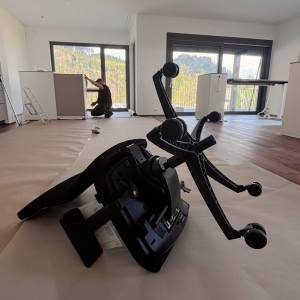 Montage eines ergonomischen Büroarbeitsplatzes durch das Schäfer Shop Montageteam bei Minder Immobilien
