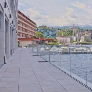 Aussenbereich der Residenza Du Lac am Lago di Lugano mit moderner Architektur und Seeblick