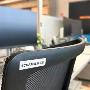 Ergonomischer Büroarbeitsplatz mit Schäfer Shop Drehstuhl und mehrfacher Monitorlösung bei Hug Baustoffe