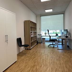 Ergonomischer Büroarbeitsplatz der Schule Egerkingen mit höhenverstellbarem Schreibtisch und Stauraumlösungen