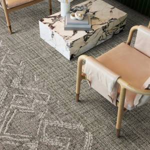 Interface Dual Effect Teppichfliesen in einer Loungezone mit Sitzgruppe