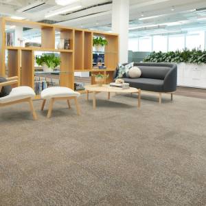 Interface Pressed For Time Teppichfliesen in einer offenen Lounge- und Arbeitszone