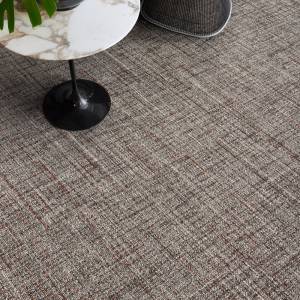 Interface Thread Lightly Teppichfliesen in einer Loungezone mit Beistelltisch und Sesseln