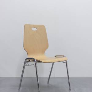 Stapelstuhl BWW Modell 101 mit Sitzschale aus Buchenholz und verkettbarem Gestell