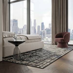 Object Carpet Rebell Teppich in einem Wohnbereich mit urbanem, rasterartigem Muster