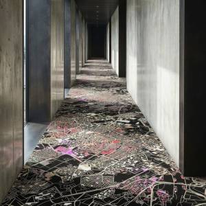 Object Carpet Maps Teppichboden in einem langen Flurbereich mit detailreichem Stadtplan-Muster