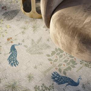Object Carpet Peacock Teppichboden in einer Lounge mit Pfauen- und Pflanzenmotiven