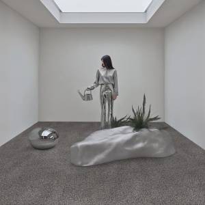 Object Carpet HELIX Hochflor-Teppichboden in einer minimalistisch gestalteten Rauminszenierung mit Pflanzen und skulpturalen Objekten