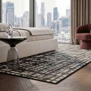 Object Carpet Rebell Teppich in einem Wohnbereich mit urbanem, rasterartigem Muster