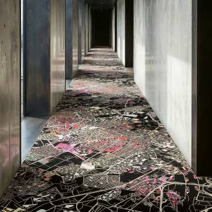 Object Carpet Maps Teppichboden in einem langen Flurbereich mit detailreichem Stadtplan-Muster