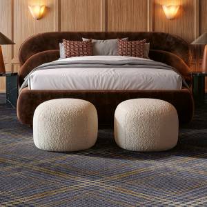Object Carpet Pepita Teppichboden mit klassischem Karomuster in einem elegant eingerichteten Schlafzimmer