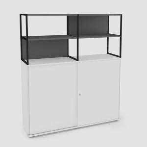 Metall-Aufsatzregal Bene Metal Shelf mit offenen Fächern auf einem geschlossenen Stauraumschrank