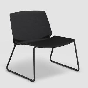 Loungesessel Bene B_Wave Lounge Chair mit wellenförmig gebogener Sitzschale und Kufengestell