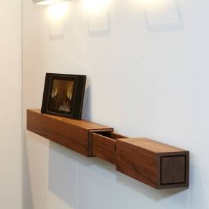 Locationbild IGN. Design. IGN. LONGBOX. – Wandkonsole aus Massivholz mit seitlich ausgezogener Schublade in modernem Interieur