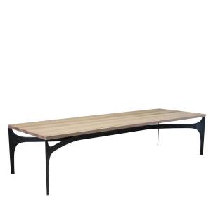 Ansichtsbild IGN. Design. IGN. OSCAR. – rechteckiger Tisch mit heller Massivholzplatte und skulptural geformtem schwarzem Stahluntergestell
