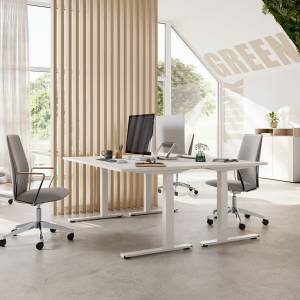 fm Büromöbel fouraction classic Schreibtischsystem als Arbeitsplatzgruppe in einem hellen Büro mit Bürodrehstühlen und Monitoren