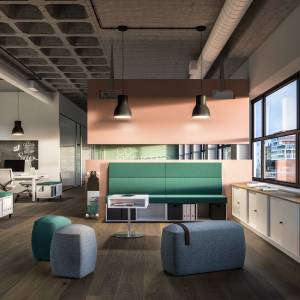 Assmann Büromöbel Syneo Part – modulare Loungezone mit gepolsterten Sitzelementen und Stauraummöbeln im offenen Büro