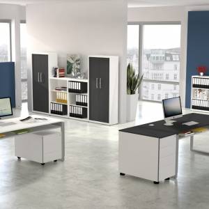 Büromöbelprogramm Arbeitstisch Büro Schreibtische kaufen Schreibtisch grau Kerkmann Architekt
Ohne Quertraverse für mehr Beinfreiheit
Ablagefächer